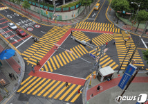 스쿨존 알리는 노란색 횡단보도