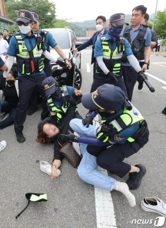 뒤엉킨 경찰과 이태원 유가족