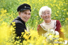 교복·드레스 입고 행복한 꽃노년 기억을…해남서 청춘 어게인 사진전