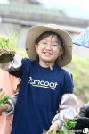 잘 자라 맛있는 쌀이 돼 주렴…고사리손 모내기 현장 웃음바다