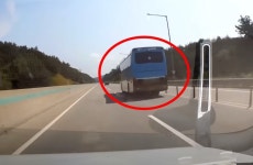 관광버스가 버렸어유…휴게소 멘붕 노부부 본 승용차 추격전 감동
