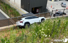 부천서 SUV 도로경계석 넘어 5m 아래 추락…50대 운전자 부상