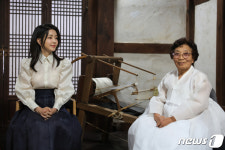 김건희 여사, 방연옥 한산모시짜기 기능보유자와 간담회