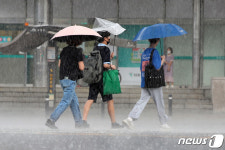 [오늘날씨] 전국 최대 60㎜ 소나기…출근길 짙은 안개 조심(종합)