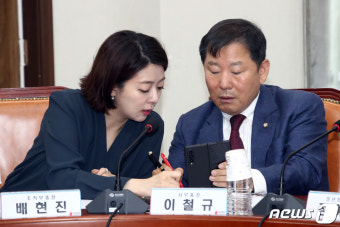대화 나누는 이철규·배현진