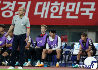 벤치에서 경기 지켜보는 손흥민과 클린스만 감독
