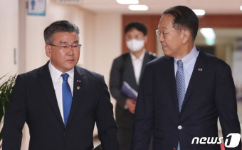 국무회의 참석하는 권영세 장관과 유병호 사무총장