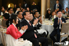합창단 공연 감상하는 윤 대통령 부부