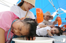 창포물 머리감기 체험하는 어린이집 원생