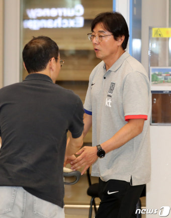 귀국하는 황선홍 감독
