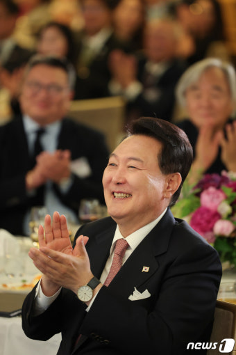 입양동포 합창단 공연 관람하는 윤석열 대통령