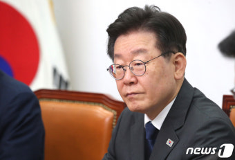 생각에 잠긴 이재명 대표
