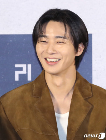 박서준, 수스와 열애설 후 첫 공식 외출…밝은 미소