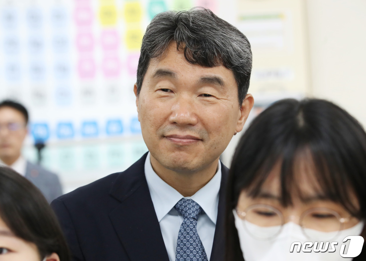 이주호 부총리, 국회 교육위에서 업무보고 후 인사와 노력 전하는 모습