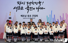 윤석열 대통령 부부, 글로리아 어린이 합창단과 기념 촬영