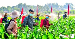 당 정책 해설하는 북한 일꾼…근로자들 속으로