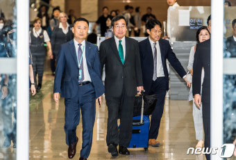 인천공항으로 귀국하는 이낙연 '국민이 나라 걱정하는 지경'
