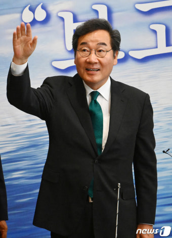 손인사하는 이낙연 전 대표