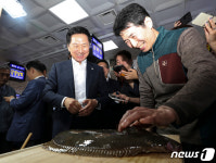 국힘, 수산시장 이어 성주 참외농가 찾아 먹방…야당 공세에 맞불
