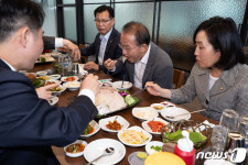 국힘, 수산시장 이어 성주 참외농가 찾아 먹방…야당 공세에 맞불