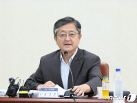 정기회의 주재하는 오수근 위원장