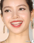 [뉴스1 ★]블랙핑크 리사, 진정한 셀러브리티…백리스+치아 보석