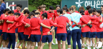 훈련전 팀웍 다지는 여자 축구 대표팀
