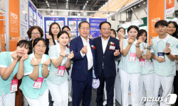메디엑스포 개막, 영진전문대 간호학과 격려하는 홍준표 시장