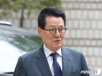'채용 비리 의혹' 박지원 전 국정원장 경찰 출석