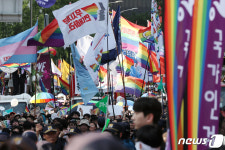 [뉴스1 PICK]'서울광장 불허' 아스팔트 위에서 열린 퀴어축제…곳곳 반대 집회도