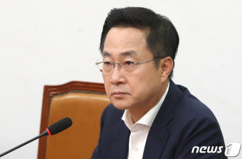발언하는 박성준 대변인