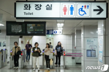 좌불안석 여성화장실…칸막이 아래 몰카 들이댈 공간 막는다
