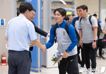 축구협회 관계자들과 인사하는 변성환 감독