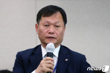 질의에 답하는 이정복 한전 부사장
