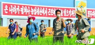 북한 재령군 농장 일꾼들…완강한 투쟁으로 계획 수행