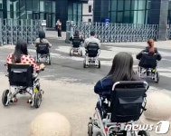 전동 휠체어 타는 中 청년들…이렇게 좋은데 왜 안타