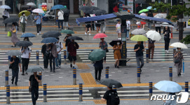 부산역 앞 우산 행렬