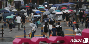 부산역 앞 우산 행렬