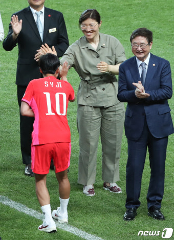 선수들 격려하는 박보균 장관과 장미란 차관