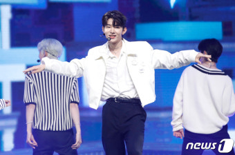 장하오, 꽃미소로 데뷔 무대 접수