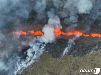 용암과 연기 분출 아이슬란드 파그라달스피알 화산