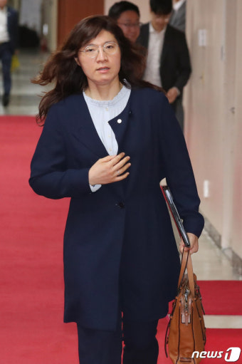 국무회의장으로 향하는 장미란 차관
