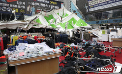폭우가 할퀴고 지나간 야외 할인매장