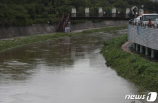 호우로 불어난 부산 사상구 학장천서 60대 여성 실종