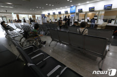 한산한 모습 보이는 외래진료 접수 창구
