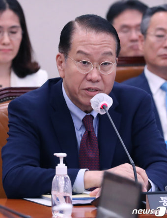 국회 외통위 질의에 답변하는 권영세 장관
