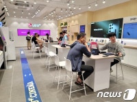 통신사 매장서 디즈니 영화를 본다…LGU+ 특성화 매장