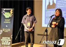 인사하는 허대찬 앨리스온 편집장과 신보슬 토탈미술관 책임큐레이터