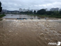 옥천 하천서 초등생 2명 탄 보트 600m 떠내려가…기사회생