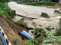 350㎜ 장대비 천안 산방천 동리교 제방 유실…안성천 범람